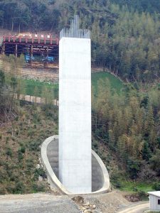 萩・三隅道路飯井第1橋下部工事（竹割り工法による橋脚築造）