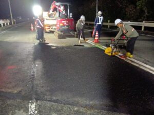 国道190号西平原地区で実施した夜間路面補修工事の施工状況