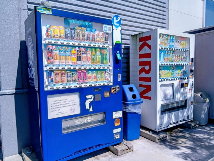 赤い羽根共同募金に対応した寄付付き自動販売機(日立建設の社会貢献活動)