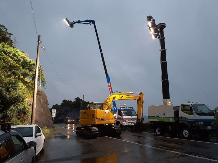 災害対応で照明車と重機による夜間復旧作業を行う様子